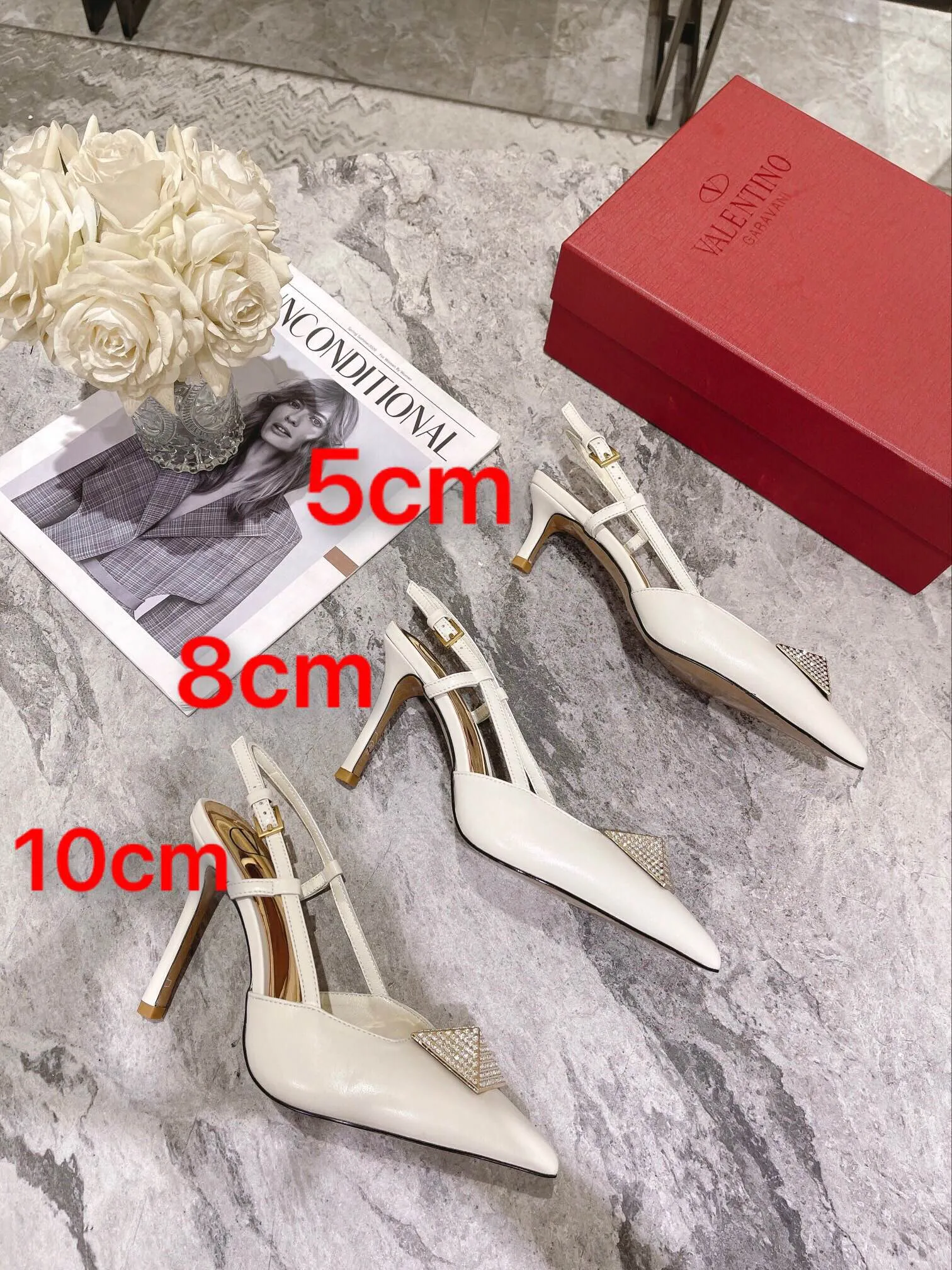 👟👟Ex-factory price 400👟👟 Genuine leather sole +40 Top version 𝑉𝐴𝐿𝐸𝑁𝑇𝐼𝑁𝑂 Valentino new autumn and winter women's back hollow sandals. The unique [pyramid] large rivet hardware [hand-made diamonds] brings out a full sense of high-end, and the new season will live up to expectations! Worth buying ★Imported sheepskin is absolutely high-grade ❥Original method, absolutely sensual ❥Elegant style, creating a different feeling, simple and elegant style!  Code number: 35-41 (34-42 customized) Fabric: Imported sheepskin Lining: Lined sheepskin Heel height: 8cm Leather outsole Rubber outsole